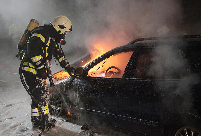 Brand auf der A94 Höhe Ampfing: Der Motor eines Auto hatte Feuer gefangen. Als die Feuerwehr eintraf, stand der Wagen bereits im Vollbrand. Die Bilder vom Feuerwehreinsatz.