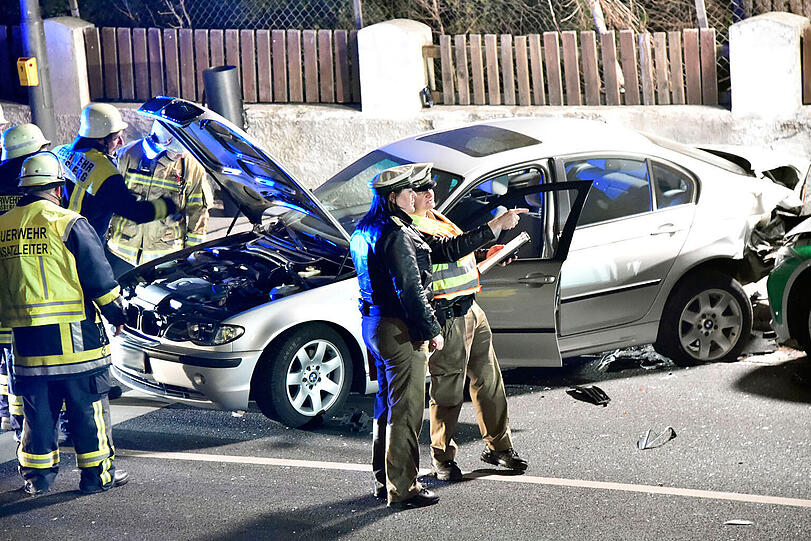 Die B 304 musste nach dem schweren Unfall für mehrere Stunden gesperrt werden - die Bilder vom Einsatz.