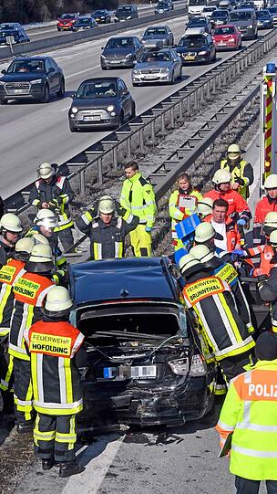 Zwei Personen wurden bei dem Unfall auf der A8 schwer verletzt. Etliche Gaffer auf der Gegenfahrbahn machten sogar Fotos vom Unfallort.