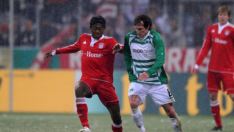 Am 10. Februar 2010 feierte David Alaba im DFB Pokal gegen Greuther Fürth sein Profidebüt für den FC Bayern. Am 10. Februar 2010 feierte David Alaba im DFB Pokal gegen Greuther Fürth sein Profidebüt für den FC Bayern.