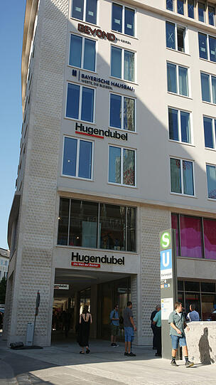 Endlich wieder da: Am Dienstag hat die Hugendubel-Filiale am Marienplatz wiedereröffnet. Zuvor war der Laden wegen der Sanierung für rund anderthalb Jahre geschlossen.