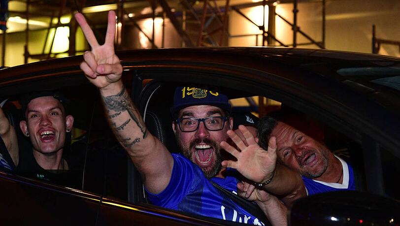 Endlich wieder drittklassig: Fans und Spieler des FC Saarbrücken feiern den Aufstieg aufgrund des coronabedingten Saisonabbruchs.