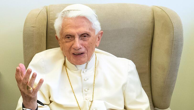 Papst Benedikt XVI. mit dem Brustkreuz.