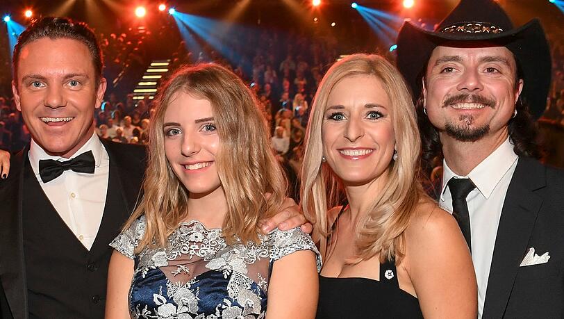 Johanna Mross (2.v.l.) mit Vater Stefan Mross (li.), Mutter Stefanie Hertel und Stiefpapa Lanny