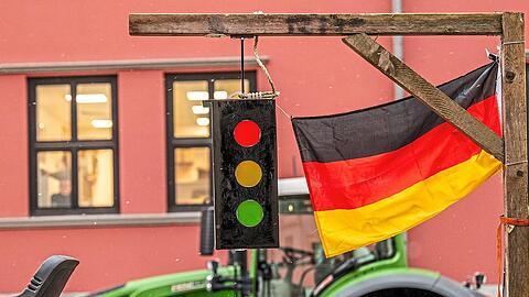 Eine Ampel-Attrappe hängt aufgeknüpft an einem Galgen. Symbole wie diese tauchen auf Demonstrationen in ganz Deutschland auf. Auch am Rand mancher Straßen in Bayern stehen sie.