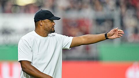 Trainer Vincent Kompany war mit dem Pokal-Auftritt des FC Bayern in Wiesbaden nicht zufrieden.