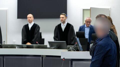 Die Staatsanwaltschaft wirft ihm versuchten Mord sowie gefährliche Körperverletzung vor.