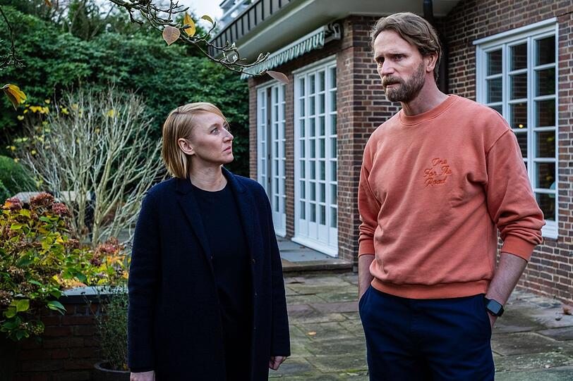 Wie Nora Weiss (Anna Maria Mühe) herausfindet, war Tobias Sternberg (Ulrich Brandhoff) kein Fan seines Schwagers Sören. Für seine Frau, Sörens Schwester Carola, sei der Social-Media-Star stets an erster Stelle gekommen. Wie Nora Weiss (Anna Maria Mühe) herausfindet, war Tobias Sternberg (Ulrich Brandhoff) kein Fan seines Schwagers Sören. Für seine Frau, Sörens Schwester Carola, sei der Social-Media-Star stets an erster Stelle gekommen.