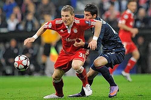 "Ich versuche, mich mit nach vorne einzuschalten": Hier schüttelt Bastian Schweinsteiger Lyons Mittelfeldspieler maxime Gonalons ab.