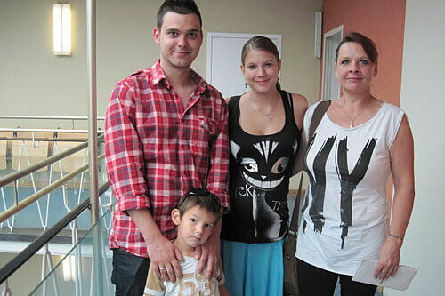 Tom mit Papa, Mama und Oma.