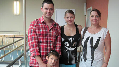 Tom mit Papa, Mama und Oma. Tom mit Papa, Mama und Oma.