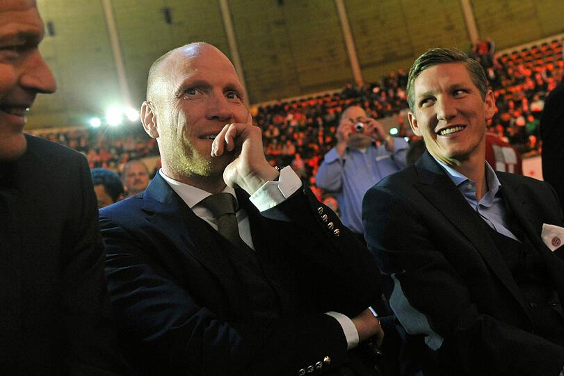 Klar, dass da unten auf den Plätzen gute Laune herrscht: Sportdirektor Matthias Sammer (l.) und Bastian Schweinsteiger.