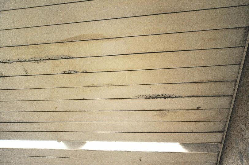 Renovierungsbedürftig: Ein Blick auf die zum Teil maroden Decken in der U-Bahn-Station.