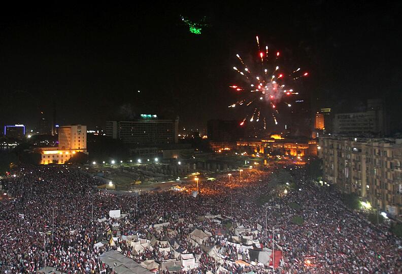 Ausnahmezustand am auf dem Tahrir-Platz in Kairo. Millionen Menschen feiern die Absetzung von Mohammed Mursi durch das ägyptische Militär.