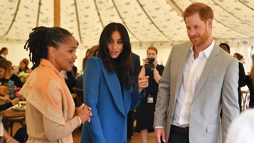 Meghans Mutter Doria Ragland mit ihrer Tochter und Schwiegersohn Prinz Harry im September 2018.