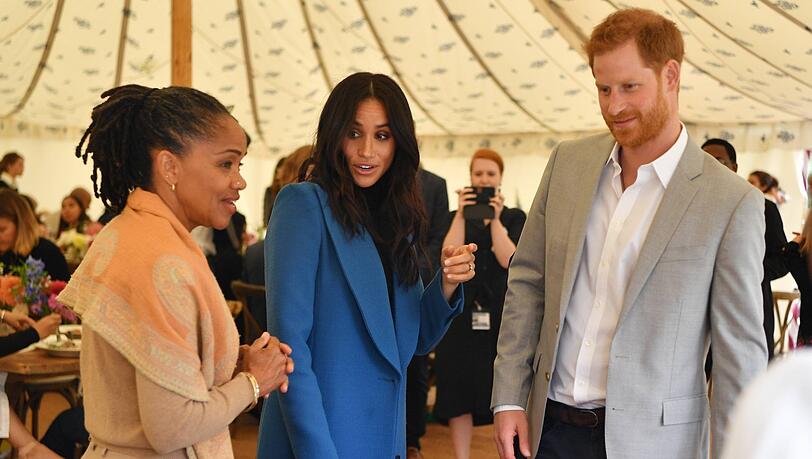 Meghans Mutter Doria Ragland mit ihrer Tochter und Schwiegersohn Prinz Harry im September 2018. Meghans Mutter Doria Ragland mit ihrer Tochter und Schwiegersohn Prinz Harry im September 2018.