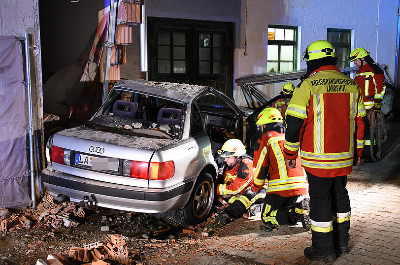 Die verletzte Fahrerin wurde mit Hilfe eines hydraulischen Rettungsgerätes aus dem Wrack befreit und kam ins Krankenhaus.