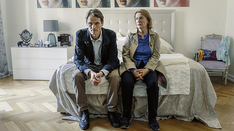 "Tatort: Die Nacht gehört dir": Die Kriminalhauptkommissare Felix Voss (Fabian Hinrichs) und Paula Ringelhahn (Dagmar Manzel) am Bett der toten Barbara Sprenger.