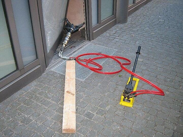 Kurz nach dem Einbruch im Juli 2013: Der Hydraulik-Spreizer der Täter steckt noch in der Tür des Juweliers am Isartor.