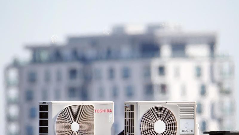 Klimageräte auf einem Dach. Mit der Zahl der Hitzetage in Deutschland ist auch die Nachfrage nach Klimaanlagen kräftig gewachsen. Klimageräte auf einem Dach. Mit der Zahl der Hitzetage in Deutschland ist auch die Nachfrage nach Klimaanlagen kräftig gewachsen.