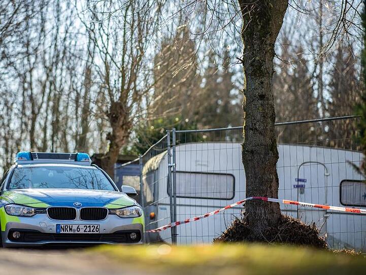 Nach dem massenhaften sexuellen Missbrauch auf dem Campingplatz bei Lüdge hat die Polizei den Platz erneut nach Hinweisen durchsucht.