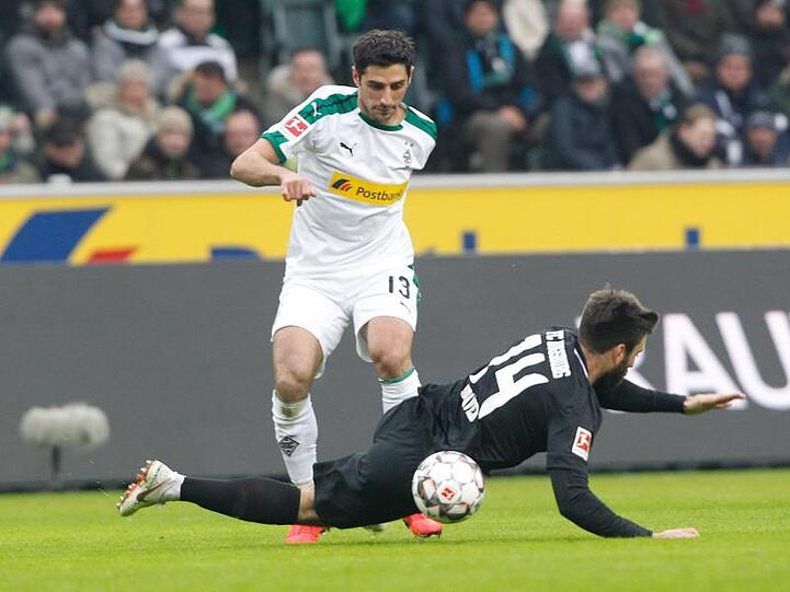 Lars Stindl (oben) überspielt den Augsburger Jan Moravek.