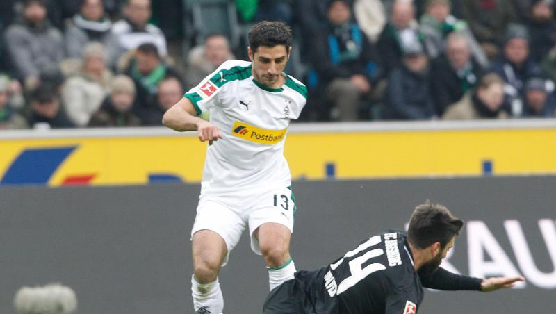 Lars Stindl (oben) überspielt den Augsburger Jan Moravek. Lars Stindl (oben) überspielt den Augsburger Jan Moravek.