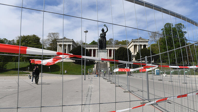 Absperrbänder sind auf der Theresienwiese, auf der das Oktoberfest vom 19.September bis 4.Oktober 2020 stattgefunden hätte, vor der Bavaria zu sehen. Das größte Volksfest der Welt findet wegen der Corona-Pandemie in Jahr 2020 nicht statt. Das gaben der bayerische Ministerpräsident und der Münchner Oberbürgermeister heute bekannt. Absperrbänder sind auf der Theresienwiese, auf der das Oktoberfest vom 19.September bis 4.Oktober 2020 stattgefunden hätte, vor der Bavaria zu sehen. Das größte Volksfest der Welt findet wegen der Corona-Pandemie in Jahr 2020 nicht statt. Das gaben der bayerische Ministerpräsident und der Münchner Oberbürgermeister heute bekannt.