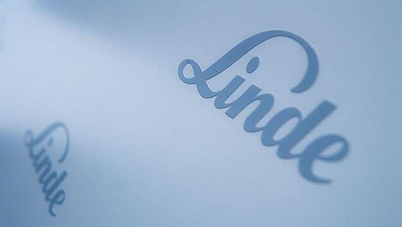 Das Logo von Linde ist während der Jahrespressekonferenz an einer Wand zu sehen.
