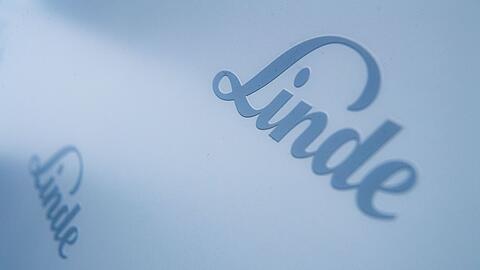 Das Logo von Linde ist während der Jahrespressekonferenz an einer Wand zu sehen.