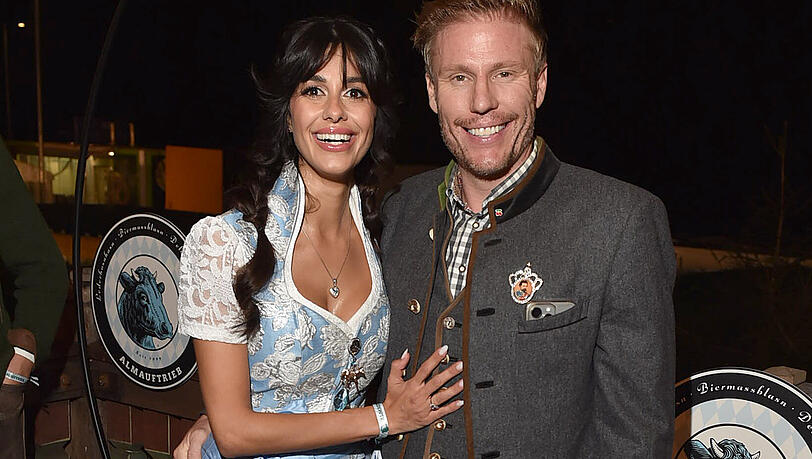 Parishee Towakolian und Christian Lell beim Almauftrieb auf der Wiesn 2024