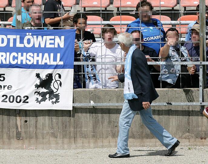 Frust beim Junioren-Spiel gegen Lautern: Löwenfans beschimpfen Dieter Schneider und verpassen dem Löwen-Präsident eine Bierdusche. Die Bilder