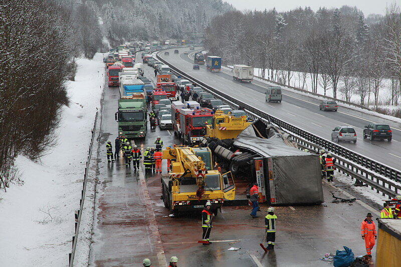 Schwerer Lkw-Unfall auf der A 8 in Richtung Salzburg: Die Bilder
