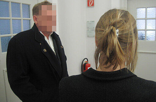 Seit dem Angriff in Haar ist sie in Behandlung: Isabel T. mit ihrem Mann im Oberlandesgericht.