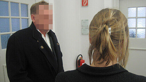 Seit dem Angriff in Haar ist sie in Behandlung: Isabel T. mit ihrem Mann im Oberlandesgericht. Seit dem Angriff in Haar ist sie in Behandlung: Isabel T. mit ihrem Mann im Oberlandesgericht.
