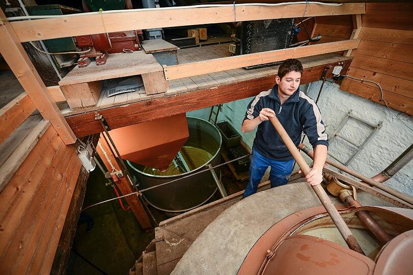 Kräftig rühren ist angesagt: Braustudent Andreas Menninger hält die Maische in der «Zuckerrast».