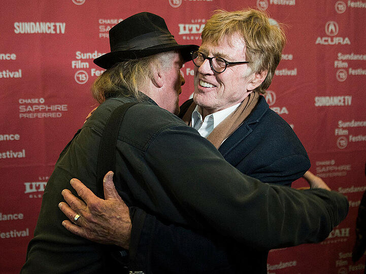 Nick Nolte (l.) umarmt seinen "Retter" Robert Redford bei der Premiere von "Picknick mit Bären"