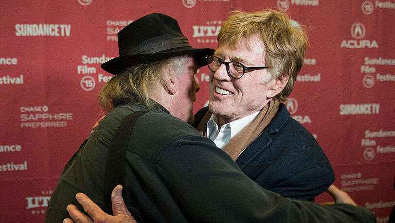 Nick Nolte (l.) umarmt seinen "Retter" Robert Redford bei der Premiere von "Picknick mit Bären" Nick Nolte (l.) umarmt seinen "Retter" Robert Redford bei der Premiere von "Picknick mit Bären"