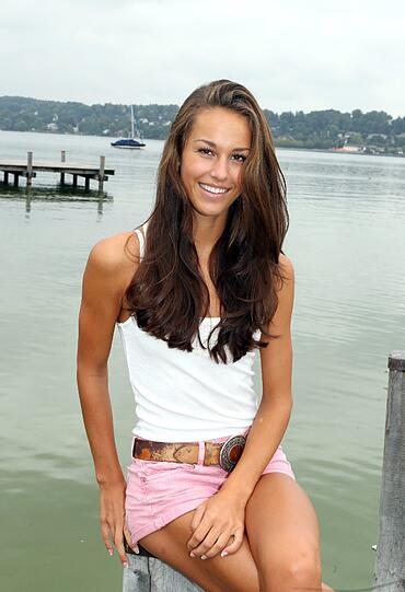 Die schöne Giulia Schmitt wollte ursprünglich Ballett-Tänzerin werden. Jetzt versucht sie ihr Glück mit einer Karriere als Model. Wird sie die Schönste Müncherin werden?