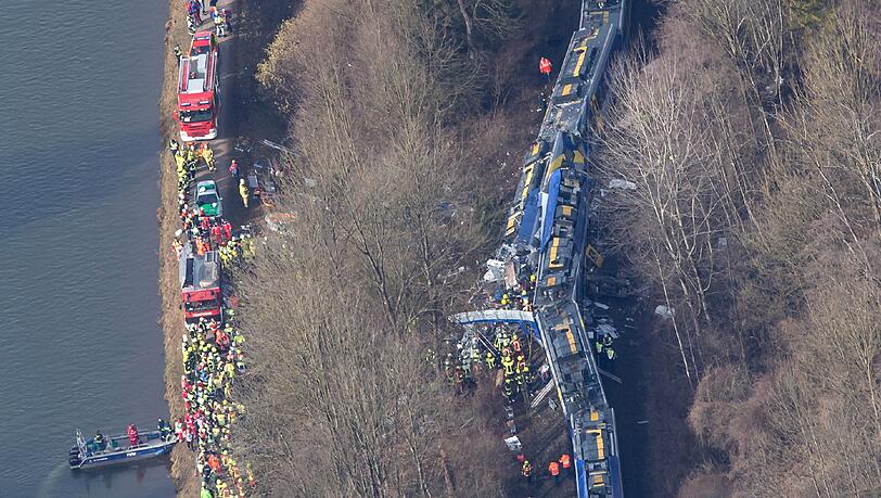 Aus der Luft wird deutlich, wie sich die beiden Züge verkeilt haben. Aus der Luft wird deutlich, wie sich die beiden Züge verkeilt haben.