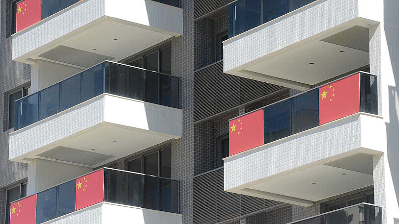 Ein Hochhausblock im Olympiadorf von Rio de Janeiro, Brasilien, aufgenommen. An den Balkonen sind noch die Fahnen der chinesischen Delegation befestigt. Hier stehen über 3000 Apartments zum Verkauf, der Verkauf verläuft aber schleppend.