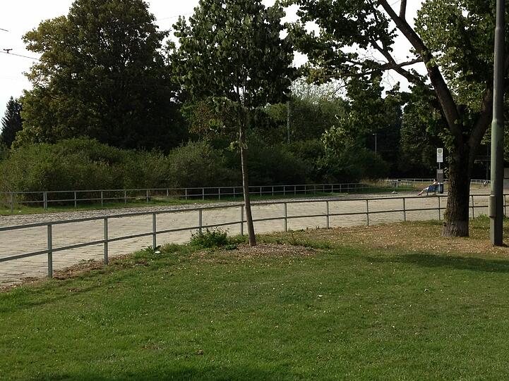 Hinter der Wendeschleife schließt sich entlang der Ackermannstraße ein Park an. Damit ist der Standort für die Skate-Anlage besonders gut geeignet.