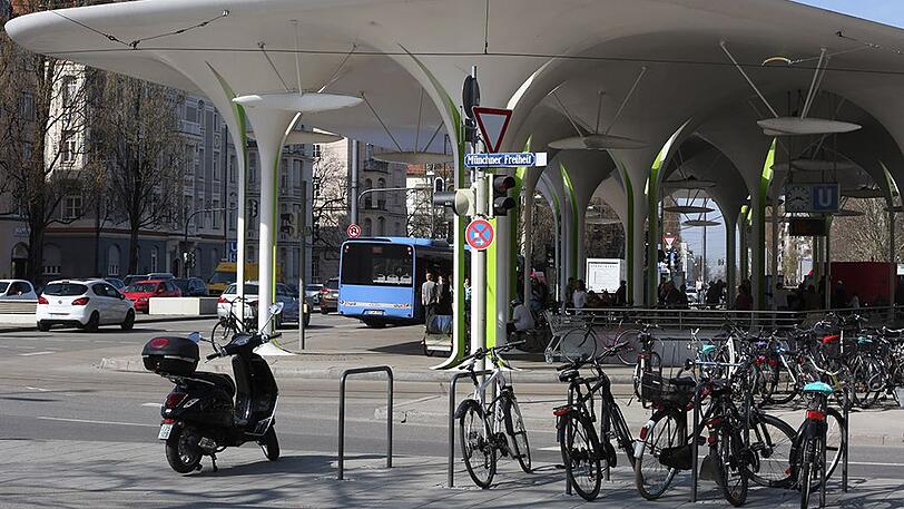 Auch bei Tag macht die Bus- und Tramhaltestelle an der Münchner Freiheit was her.