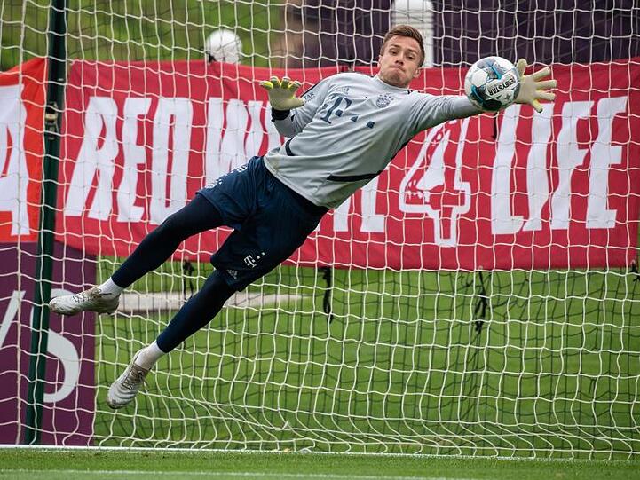 Torwart Christian Früchtl ist im Training in Aktion. Foto: Peter Kneffel/dpa