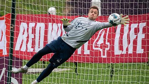 Torwart Christian Früchtl ist im Training in Aktion. Foto: Peter Kneffel/dpa