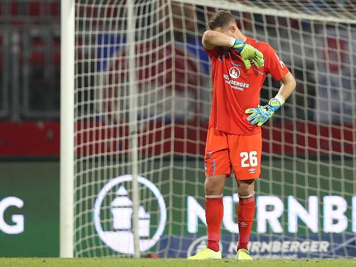 Der Nürnberger Torwart Christian Mathenia verweilt nach dem Abpfiff auf dem Rasen. Foto: Daniel Karmann