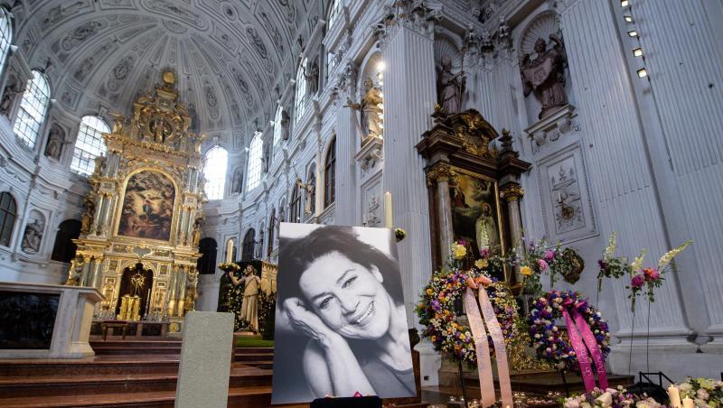 Kerzen, Blumengestecke und ein Bild von Hannelore Elsner stehen bei der Trauerfeier. Foto: Matthias Balk/Archivbild Kerzen, Blumengestecke und ein Bild von Hannelore Elsner stehen bei der Trauerfeier. Foto: Matthias Balk/Archivbild