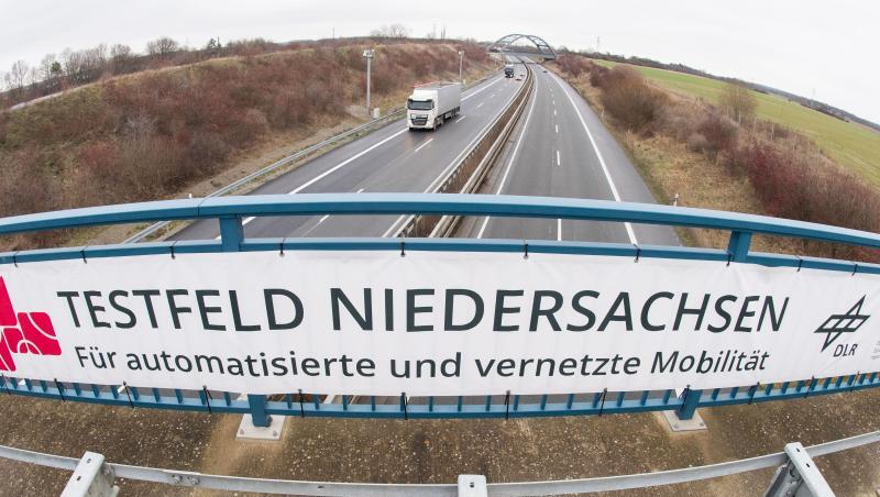 Auf dem Weg zum automatisierten Fahren sollen auf einem neuen Testfeld bei Braunschweig vernetzte Autos erprobt werden. An der Autobahn 39 sind dafür 71 Masten errichtet worden. Auf dem Weg zum automatisierten Fahren sollen auf einem neuen Testfeld bei Braunschweig vernetzte Autos erprobt werden. An der Autobahn 39 sind dafür 71 Masten errichtet worden.