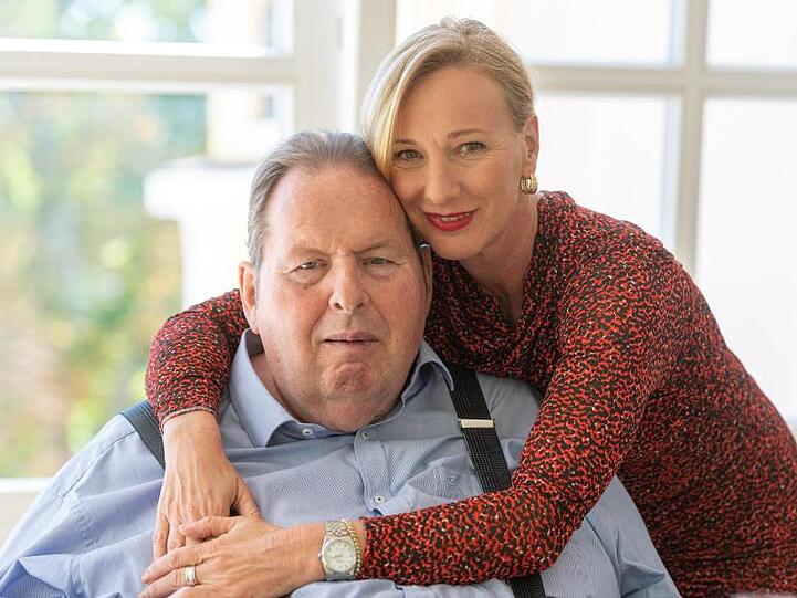Ottfried Fischer und seine Lebensgefährtin Simone Brandlmeier. Foto: Armin Weigel/dpa/Archiv