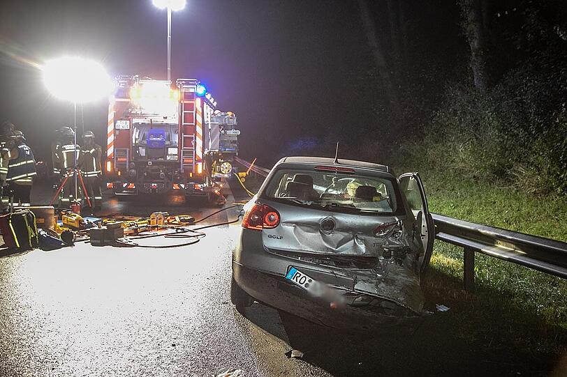 Eine Frau wurde bei dem Unfall in einem Auto eingeklemmt und musste von der Feuerwehr befreit werden.